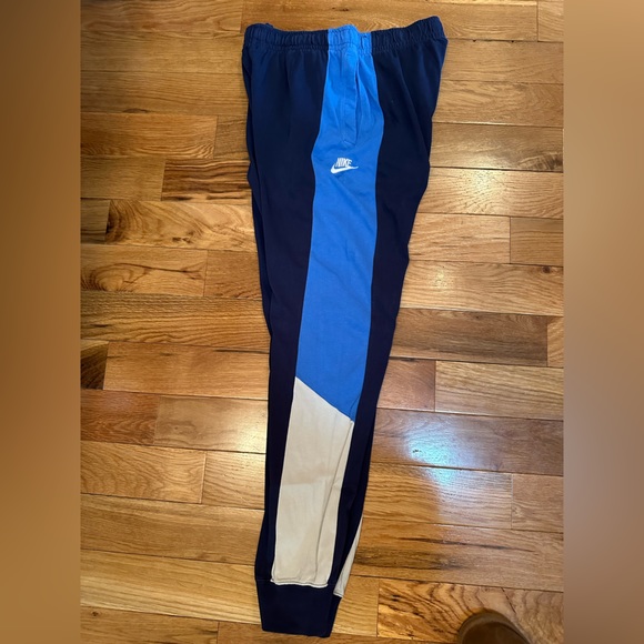 Nike joggers, size small - Picture 3 of 5